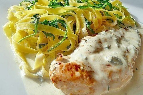 Куриное филе с соусом из горгонзолы.