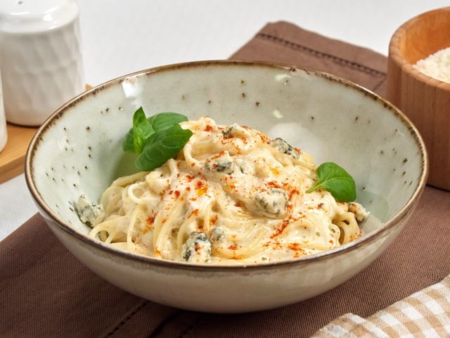 Спагетти с горгонзолой и грецкими орехами.