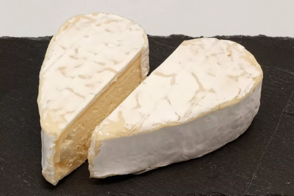 Мягкий сыр Нешатель с нежной текстурой и сливочным вкусом отлично сочетается с красными винами с низким содержанием танинов.