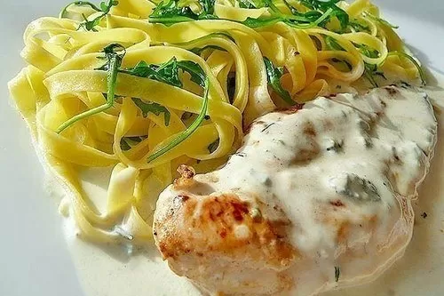 Куриное филе с соусом из горгонзолы.