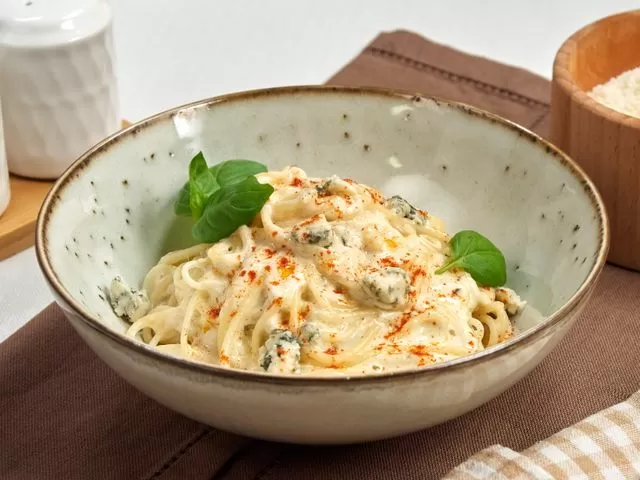 Спагетти с горгонзолой и грецкими орехами.