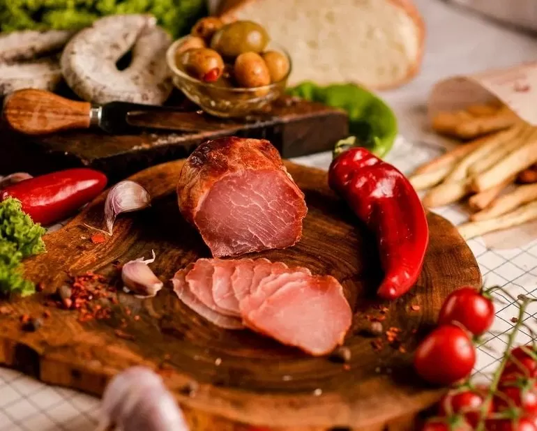 Ломо прекрасно сочетается с различными продуктами и напитками.